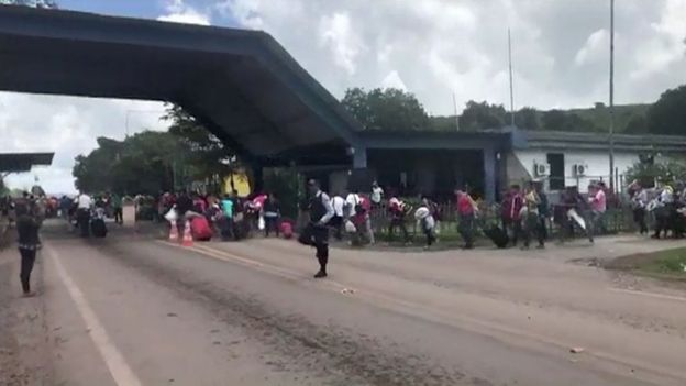 Venezolanos cruzando la frontera de vuelta a su paÃ­s.