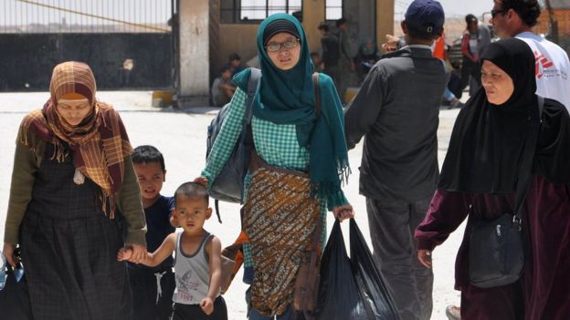Leefa (kerudung hijau) dan banyak keluarga pendatang ingin meninggalkan Raqqa sejak 10 bulan lalu.