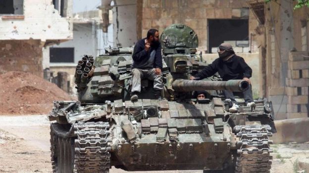 tank üstünde iki adam