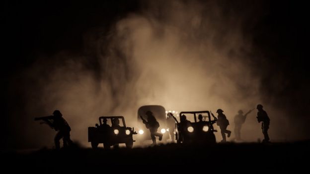 Tanques en la noche