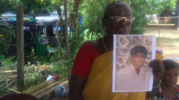 ஆறுமுகம் நகுலேஸ்வரி கடந்த 17 ஆண்டுகளாக தன் மகன் சந்திரபாலனைத் தேடிவருகிறார்