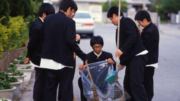 Alunos japoneses recolhem lixo na rua