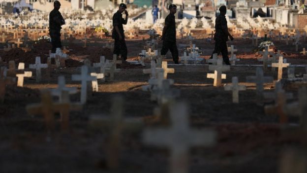 Militares enterram o soldado Marcus Vinicius Viana Ribeiro, que foi morto durante operação contra facções criminosas no Complexo do Alemão, no Rio de Janeiro, em agosto