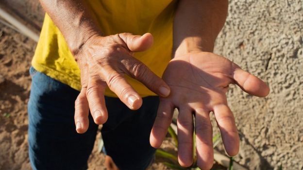 M&atilde;os do gari Lu&iacute;s Justino da Silva