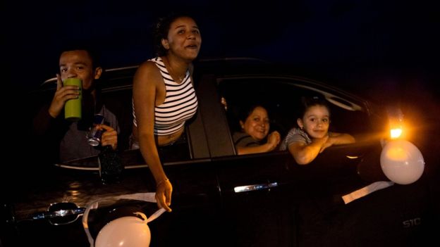 Moradores de Pacaraima fazendo 'carreata da paz' e gritando 'queremos paz'