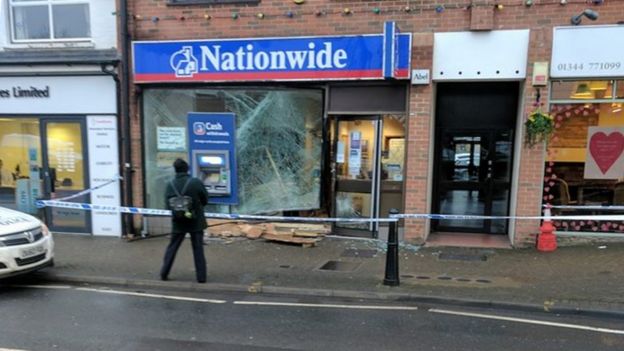 Wokingham man arrested in Crowthorne after suspected ram raid - BBC News