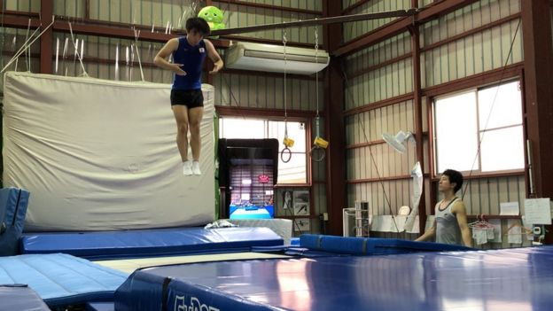 Trampolinist trains with Tetsuya Sotomura (right)