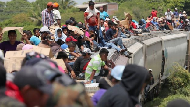 Migrantes centroamericanos a bordo de "La Bestia".