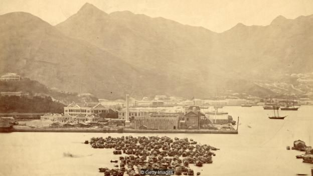 Sự biến đổi của Hong Kong trong nửa sau của thế kỷ 20 là đáng ngạc nhiên nếu nghĩ rằng những năm 1800 nó chỉ là một khu định cư nhỏ bé