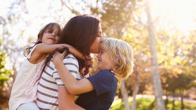 Madre con sus hijos