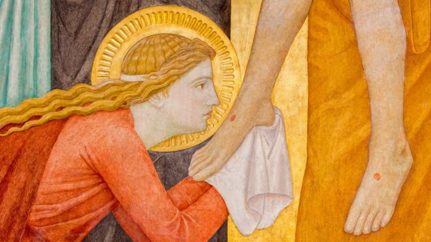 Pintura exposta em altar de Igreja em Viena, Áustria, mostra Maria Madalena beijando o pé de Jesus