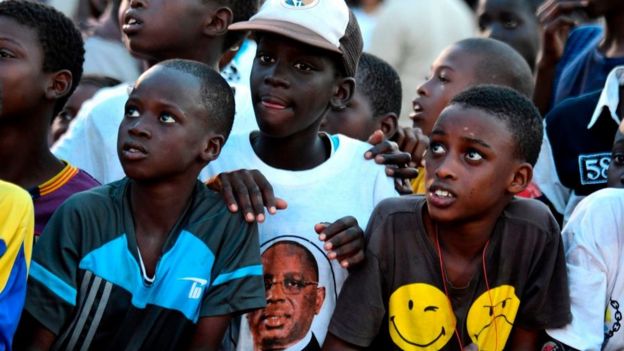 Des enfants portent des T-shirts Ã  l'effigie de Macky Sall Ã  Saint-Louis, au SÃ©nÃ©gal.