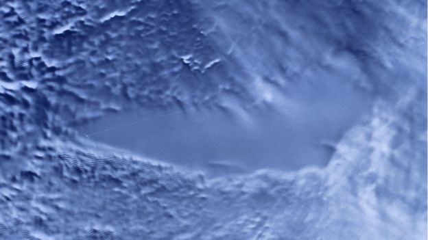 El área donde fue hallado el lago en Marte ha sido comparada con el lago Vostok, que se encuentra a 4 kilómetros de profundidad por debajo del hielo de la Antártica.