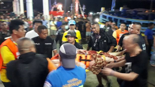 在普吉岛的一个港口，泰国救援人员帮助获救的游客