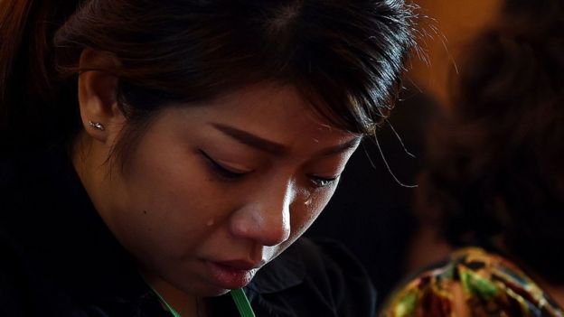 La esposa de una de las víctimas del vuelo MH17 llora en una ceremonia
