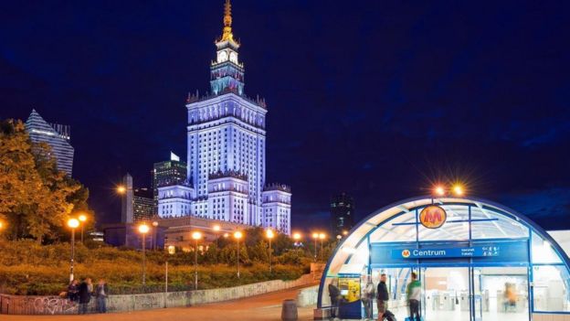 إحدى محطات مترو الأنفاق في وارسو