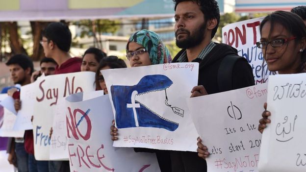 Manifestantes seguram cartazes com dizeres contrários ao 'Free Basics' na Índia