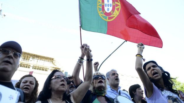 Portugueses protestando contra os termos do resgate financeiro de 2011 no país, por causa da crise