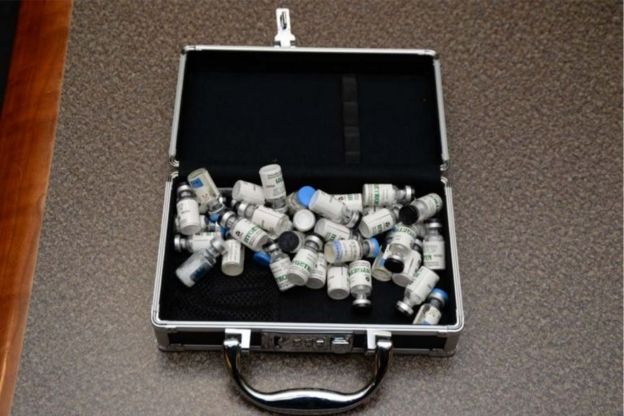 Ampolletas encontradas en un maletín