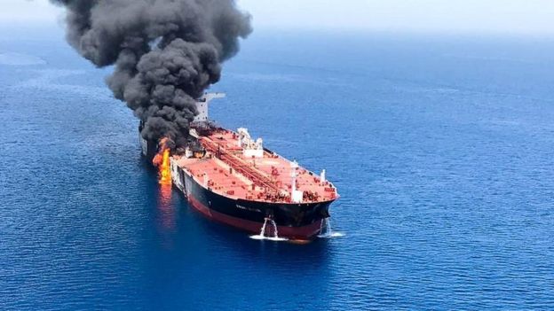 Um petroleiro após ser atacado no Golfo