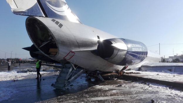 রানওয়েতে নামার সময় বিমানটি ল্যাণ্ডিং হুইল পুরো বের হয়ে আসেনি।