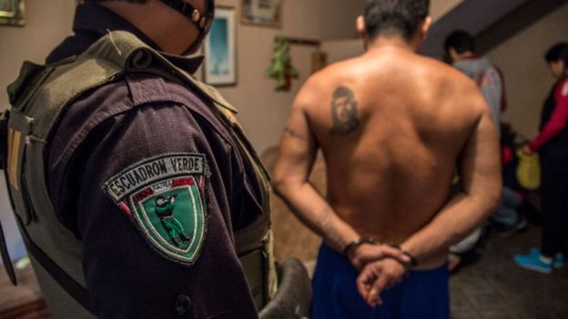 Policía peruano captura a un sospechoso