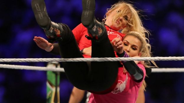 السعودية استضافت أول مباراة مصارعة نسائية على أرضها أمس الخميس