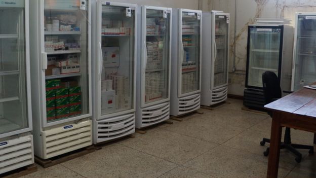 Refrigeradores desligados em um almoxarifado de remédios de alto custo no Panamá