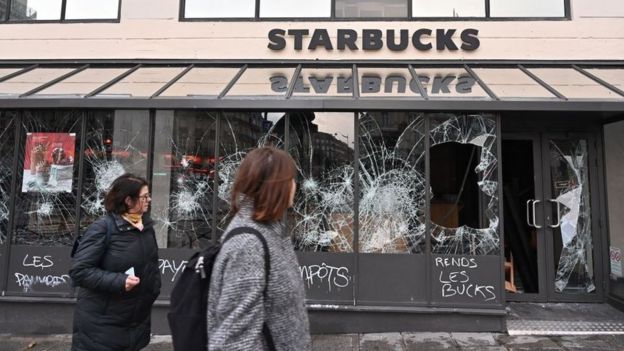 Starbucks con los vidrios rotos