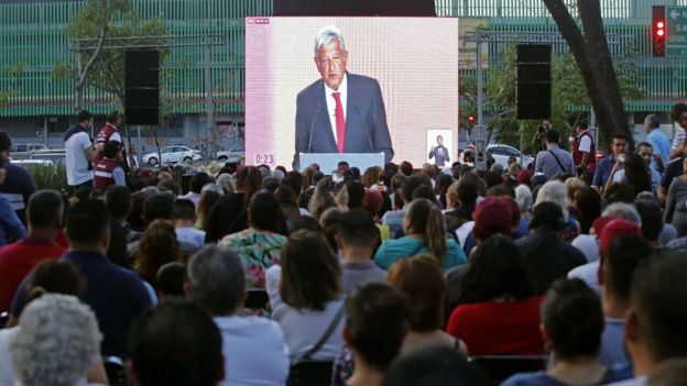 pantalla con López Obrador