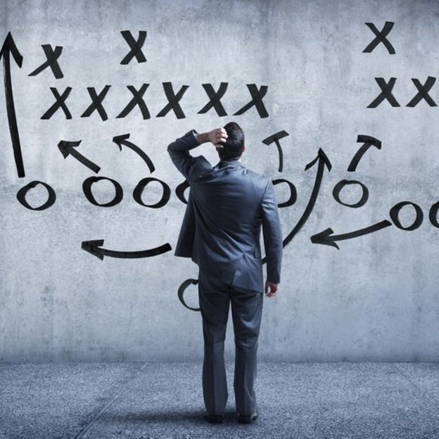 Hombre de negocios confundido por estrategias de fútbol