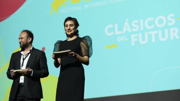 El director del Festival Internacional de Cine de Valdivia, Raúl Camargo, junto a la actriz chilena Blanca Lewin, en la clausura del certamen 2019.