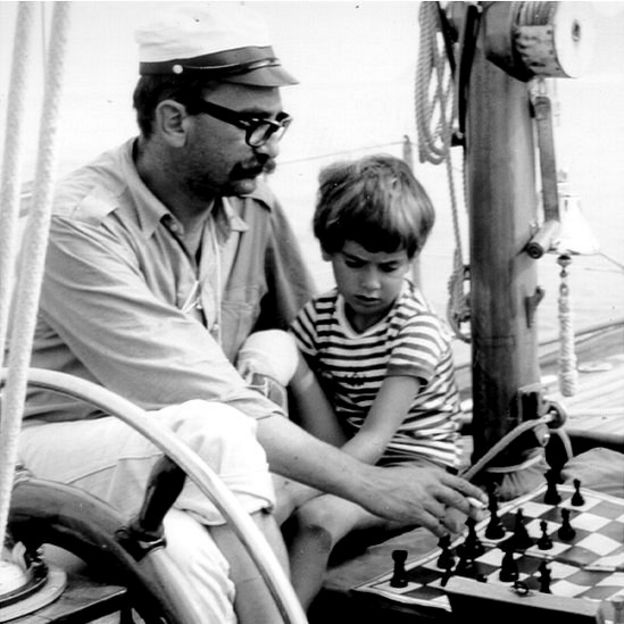 Feltrinelli con su hijo Carlo. (Foto: Cortesía de la Editorial Feltrinelli)