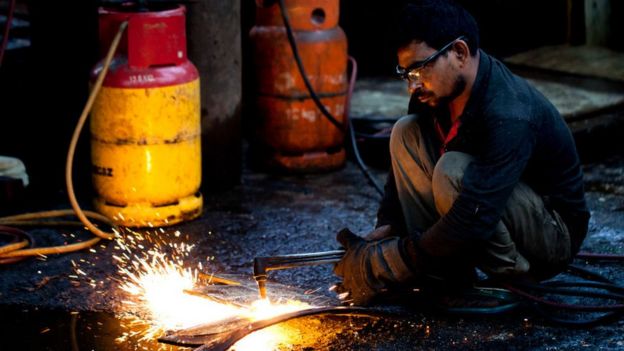 ধোলাইখালের একটি কারখানায় অতি ঝুঁকিপূর্ণ পরিবেশে কাজ করছেন একজন শ্রমিক।