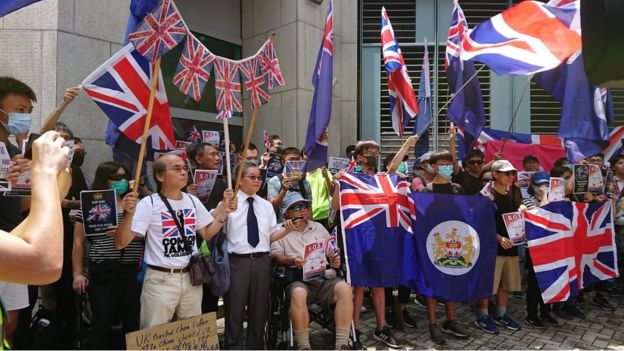 示威者在英國領事館門外請願。