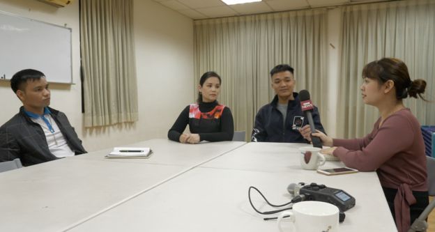 Phóng viên Thuỳ Linh của BBC News Tiếng Việt Ngữ (phải) trong buổi gặp gỡ người Việt tại Đài Loan trong chuyến công tác vào đầu tháng Giêng, 2020
