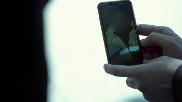 Jamie Lee segura o celular, mostrando vídeo de um suposto pedófilo que caiu na armadilha