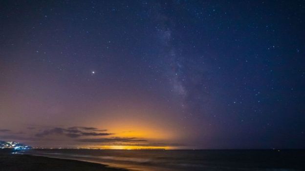 கடற்கரையில் இருக்கும் மணல் துகள்களைவிட இந்த பிரபஞ்சத்தில் நட்சத்திரங்கள் அதிகம் இருக்கின்றனவா?