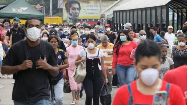 Venezolanos entrando na Colômbia