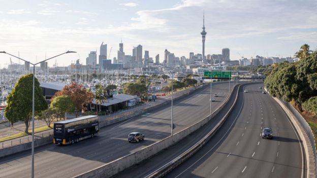 Una calle de Auckland semivacía