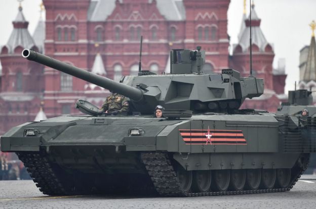 Tanque em desfile militar em Moscou