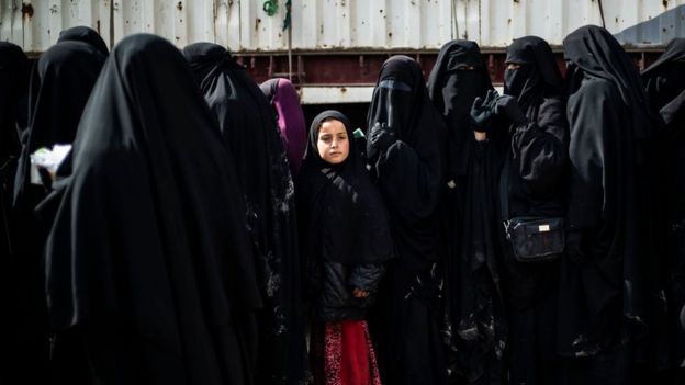 Suriye'nin kuzeyinde IŞİD militanlarının ailelerinin kaldığı El Hol kampında tutulan kadınlar yardım almak için sıraya giriyor (23 Temmuz 2019)