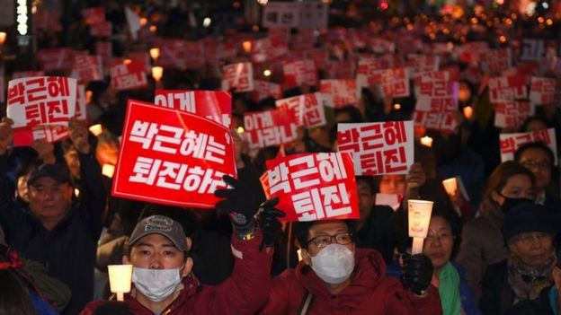 S Korean scandal: President Park's friend Choi returns to Seoul - BBC News