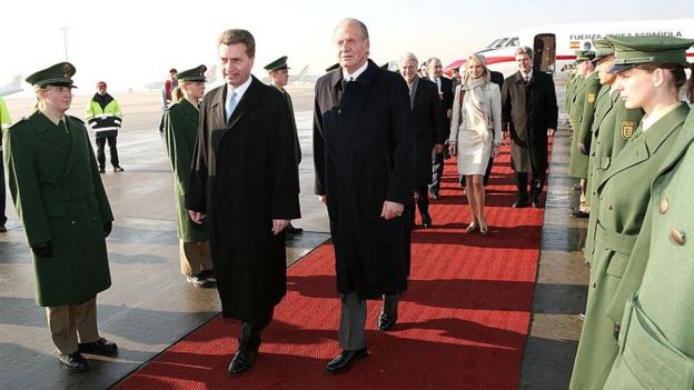 Juan Carlos I camina por delante de Corinna zu Sayn-Wittgenstein en una visita a Alemania en 2006.