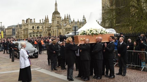 Vista del funeral de Hawking en Cambridge