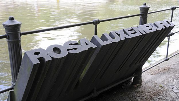Monumento a Rosa Luxemburgo en el lugar en el que fue arrojada al agua
