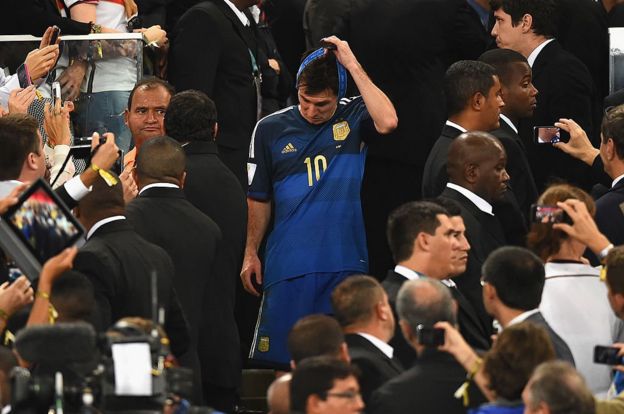 Messi se saca la medalla que recibió tras perder la final del Mundial de Brasil 2014.