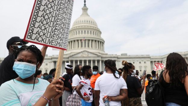 A young protester holds up a sign saying 'Black Lives Matter' near the US Capitol in Washington (6 June 2020)