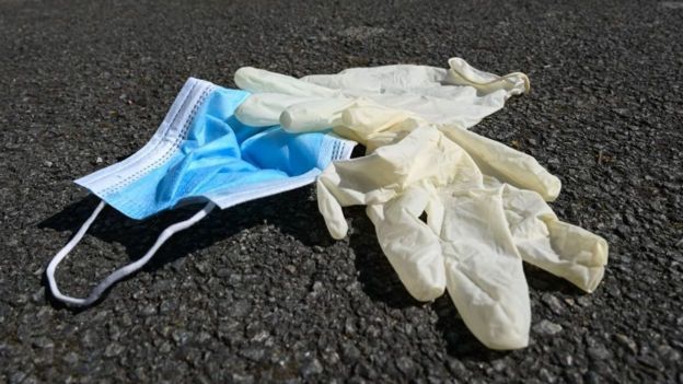 Sokağa atılmış plastik eldiven ve maske.