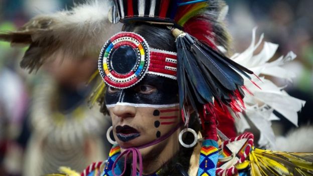 Geleneksel kıyafetlerini giymiş bir Navajo yerlisi